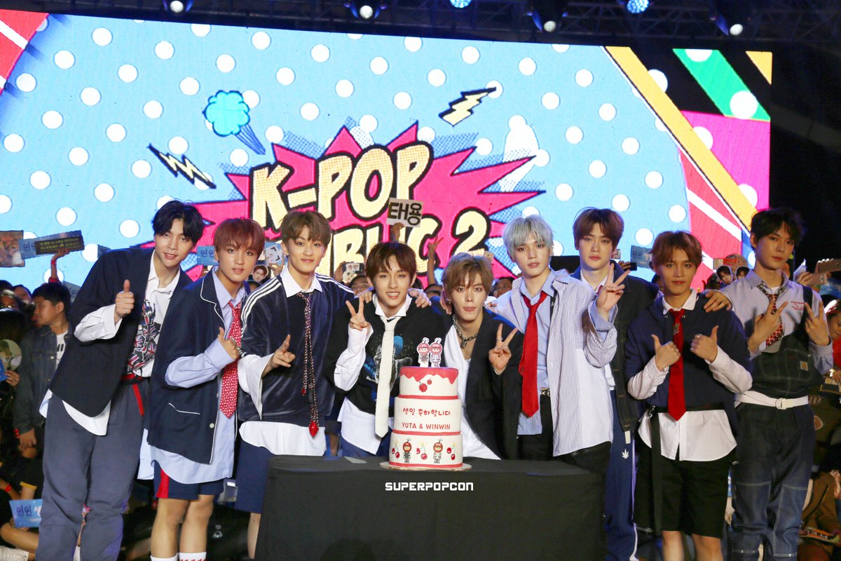 SUPER_POPCON's tweet photo. [PIC] 
무대 시작부터 마무리까지 #NCT127 의 세상 ! 🎶🎶
The performance was fantastic.
마지막 단체사진 속 #NCT127 과 아컨까지 >_</
더 많은 사진은 (https://t.co/TSx1U8z1II) https://t.co/uQvaApvcax