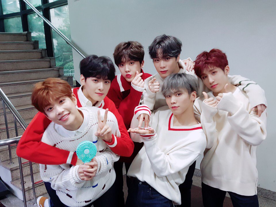 fantagiomusic_'s tweet photo. [#아스트로] 잠시 후 5시부터 아스트로가 출연하는 KBS2 #뮤직뱅크 가 방송됩니다😍 Crazy Sexy cool🎶 한 아스트로의 무대 보면서 모두 불타는 금요일 보내세요🔥 https://t.co/vz40K0g4FK