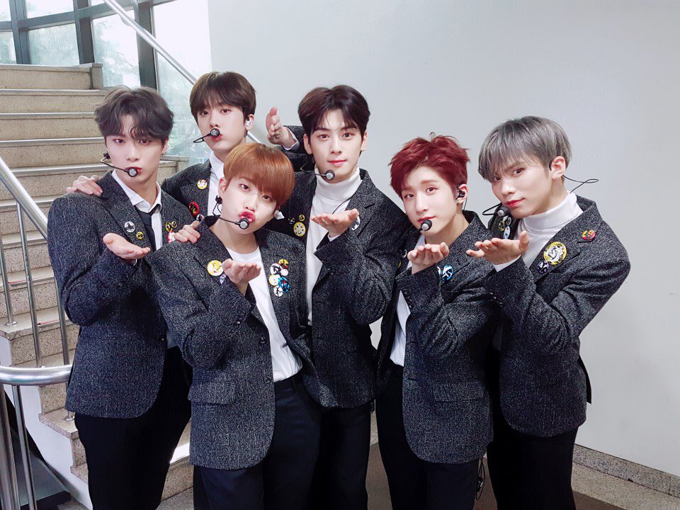 fantagiomusic_'s tweet photo. [#아스트로] 잠시 후 5시부터 아스트로가 출연하는 KBS2 #뮤직뱅크 가 방송됩니다😍 Crazy Sexy cool🎶 한 아스트로의 무대 보면서 모두 불타는 금요일 보내세요🔥 https://t.co/vz40K0g4FK