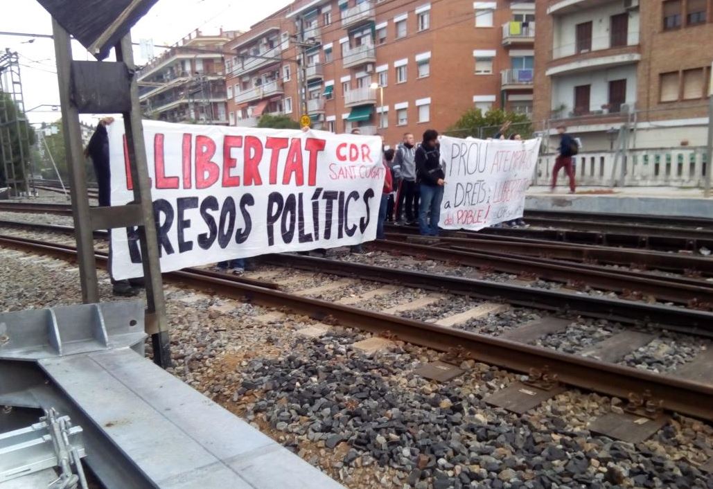 3CatInfo's tweet photo. Tallen la circulació de trens dels FCG a Sant Cugat durant un quart d'hora en protesta pels empresonaments
https://t.co/OuXM7BLhYX https://t.co/GmGJ0MpCkt