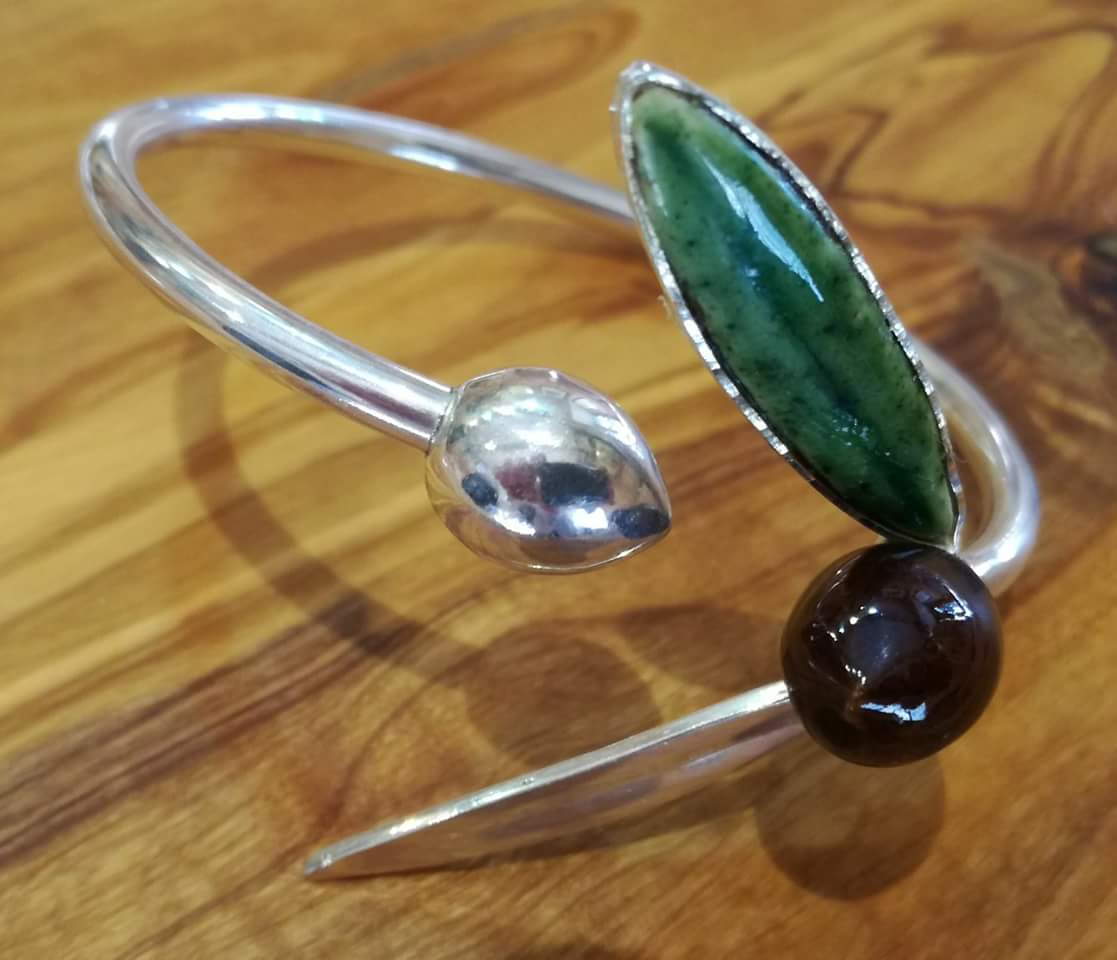 debarroyplata's tweet photo. Campos de verde aceituna,verde noviembre...
"Verde que te quiero verde".  #ubeda #dbyp #joyas #artesania #green 
#jewellery #silver #love https://t.co/caF94ubrrh