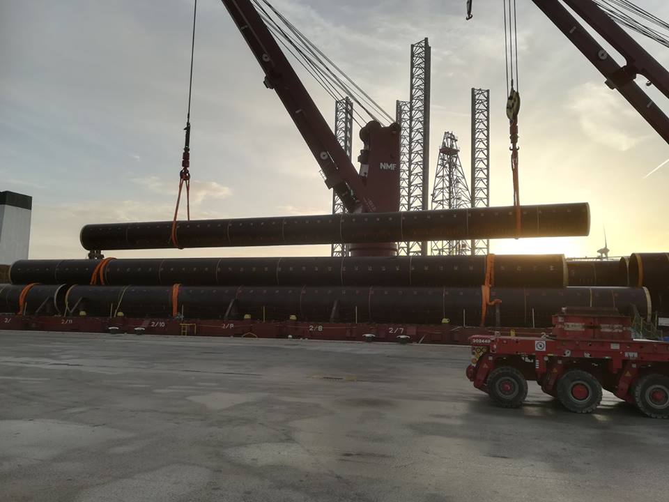 MBMConsultancy's tweet photo. The first piles for the 714MW #EastAngliaONE offshore wind farm have arrived at the #BOWTerminal, it will provide #storage for the wind farm’s 102 #jacketfoundations and 306 #pinpiles, at #Vlissingen
@iberdrola
@NavantiaOficial
@TeamVanOord
@Dockwise
RT @
https://t.co/cdM3pxV4Bd https://t.co/tuP8tUtlmc