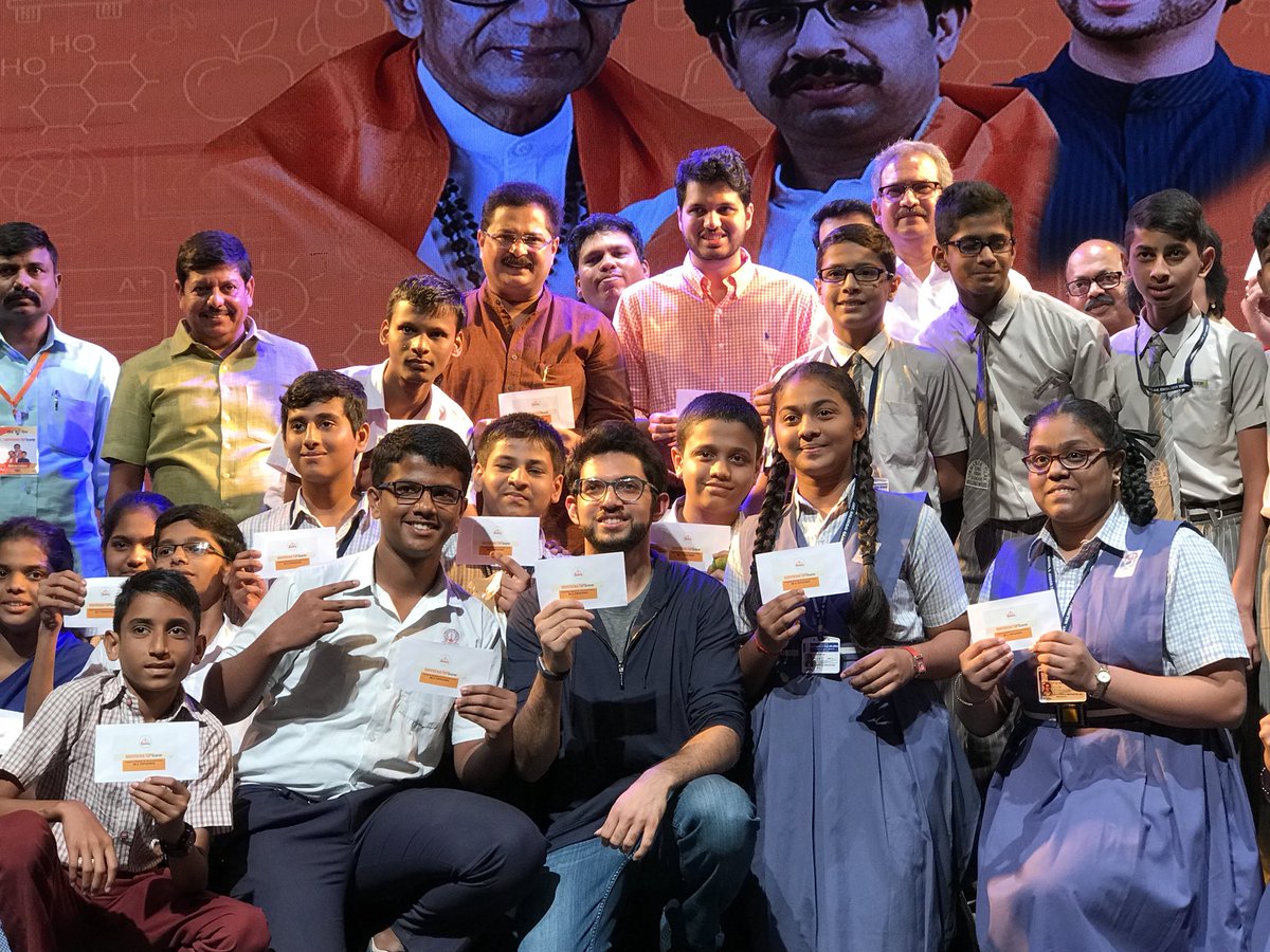 misagarpardeshi's tweet photo. कालिदास नाट्यगृह, मुलुंड पश्चिम, येथे #YuvaSena #ShivSena ने शिक्षणामध्ये विद्यार्थ्यांच्या हिताकरिता घेतले ‘hi -Tech’ पाऊल @AUThackeray https://t.co/UMqtFejzx8