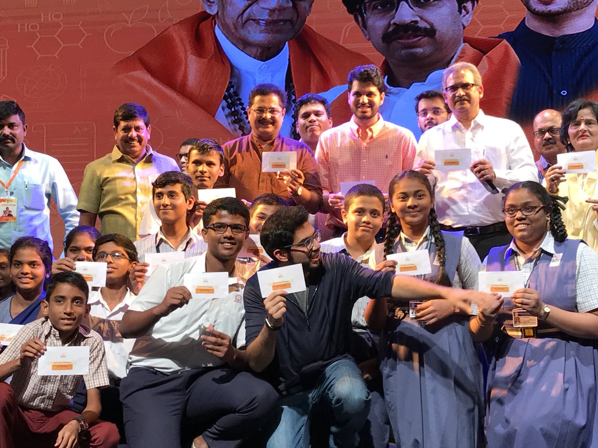 misagarpardeshi's tweet photo. कालिदास नाट्यगृह, मुलुंड पश्चिम, येथे #YuvaSena #ShivSena ने शिक्षणामध्ये विद्यार्थ्यांच्या हिताकरिता घेतले ‘hi -Tech’ पाऊल @AUThackeray https://t.co/UMqtFejzx8