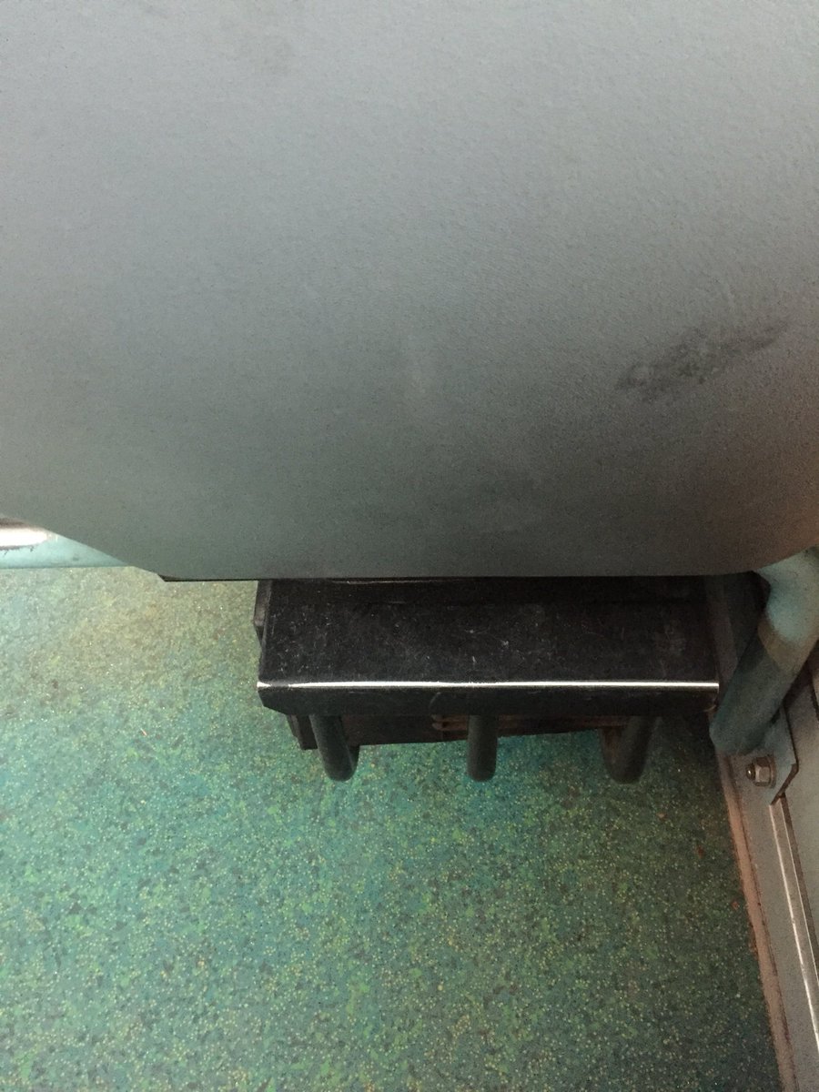 ericboyflat's tweet photo. @FRNGodefroy @CrazyTeam_D #MontreTesPompes cachées car le bus passe  en mode #express #AttachezVous 😱🤣 bonne journée les #CrazyMembers https://t.co/uA6SBEGhUA