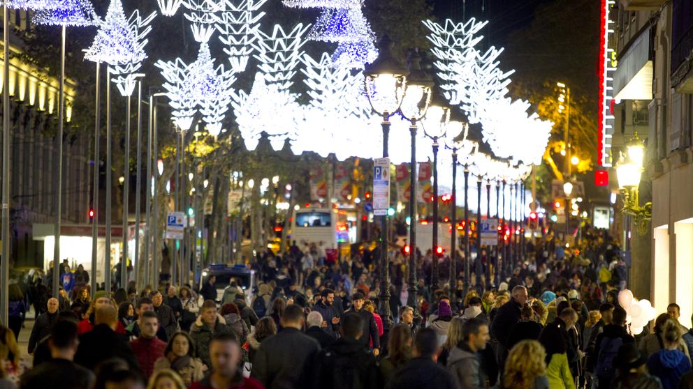 LaVanguardia's tweet photo. ERC propone no iluminar las calles en Navidad hasta que se libere a los encarcelados https://t.co/7W5XW4c7eJ https://t.co/gH5Unbtrio