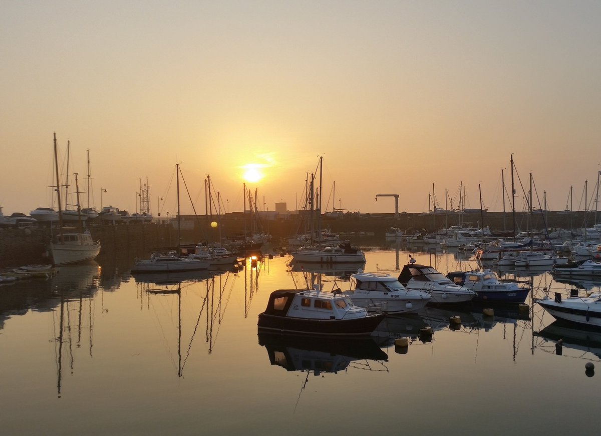 KayakNomad's tweet photo. Nice sunrise over St Aubins harbour this morning. #autumn #sunrise #dawn #cylecommute #cycletowork
#staubins #jersey https://t.co/vJre2V973K