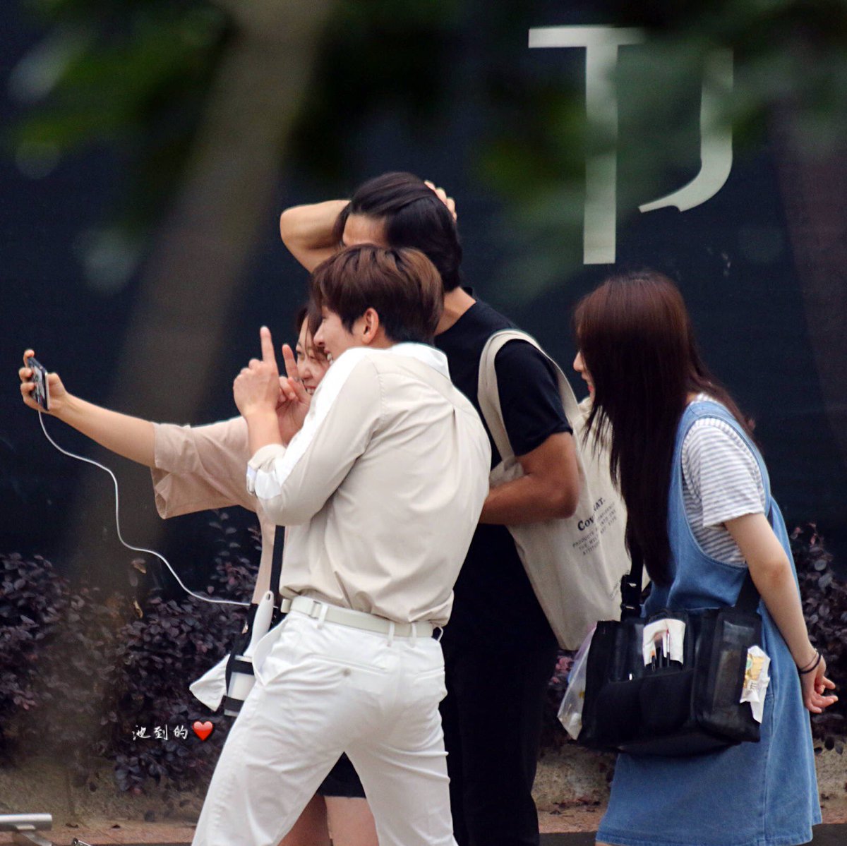 haru___yoru's tweet photo. 지창우기가 서서 사진을 찍을 때.
못 참겠으니 아파트 주새오. 전봇대 주새오. https://t.co/CzrMg6NpRA