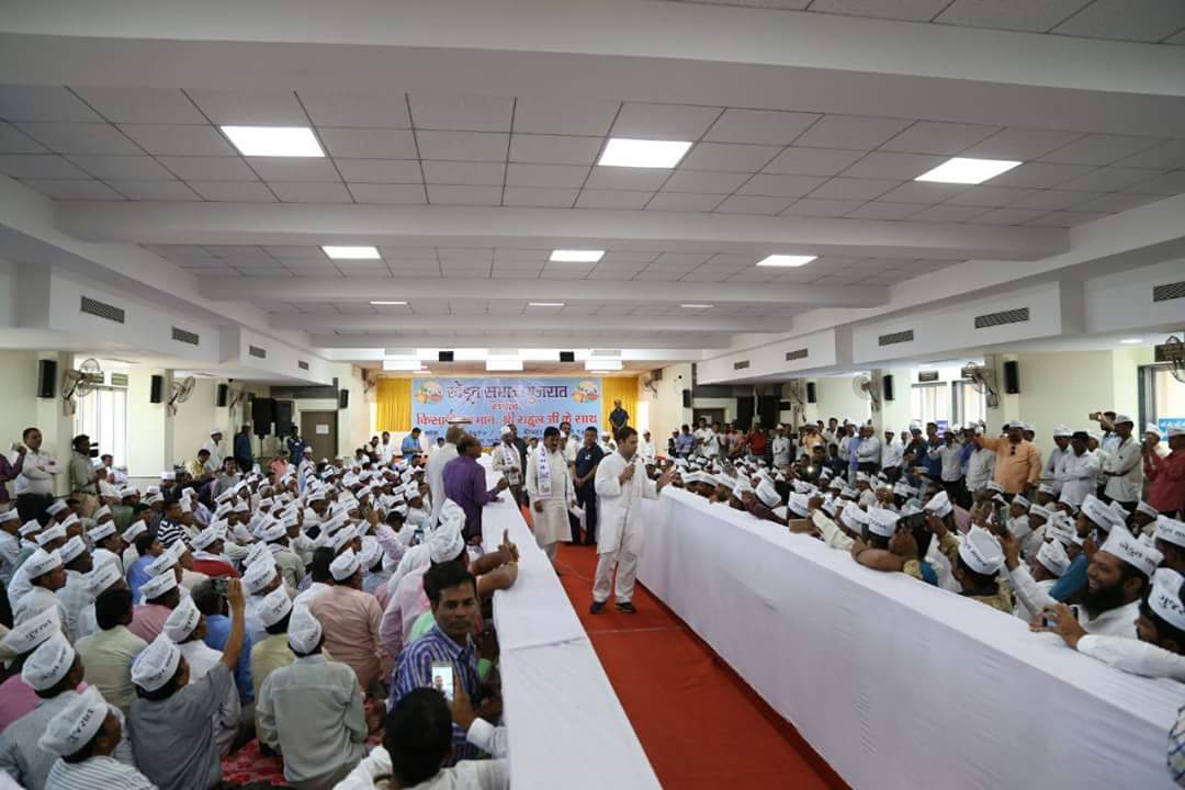 BharatSolankee's tweet photo. Rahul ji interacting with Farmers at 'Kisaan Choupal' in Valsad #CongressAaveChe https://t.co/8IpQNOHLMN