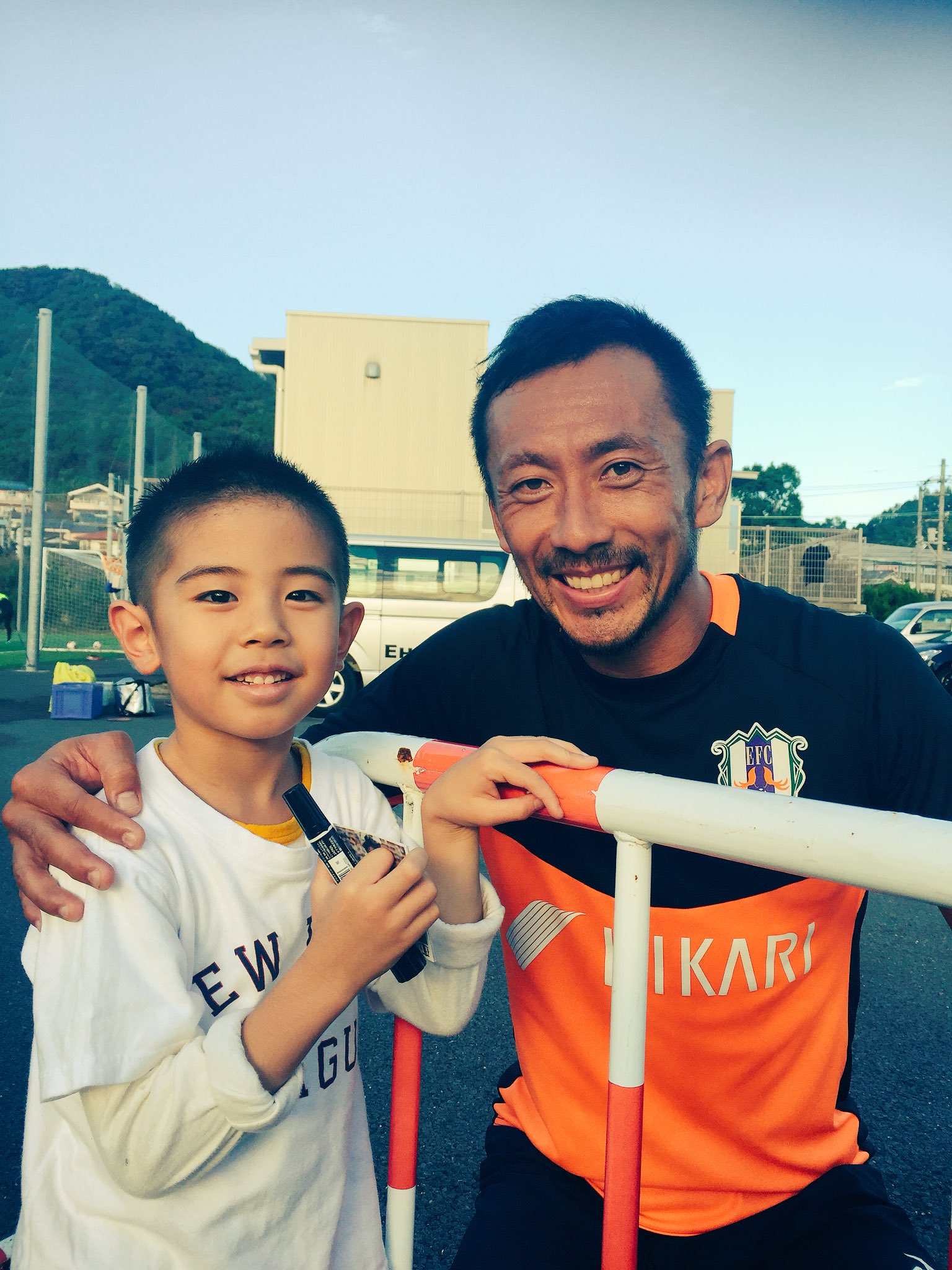 Shu13 練習見学前にこどもと美容院に行ったのですが こどもはこの方のカードを見せて この髪型に とお願い 練習後 その話をご本人にすると 僕もそうじゃないかと思ったとの感想いただきました ほんまかいな 愛媛fc 深谷友基 T Co