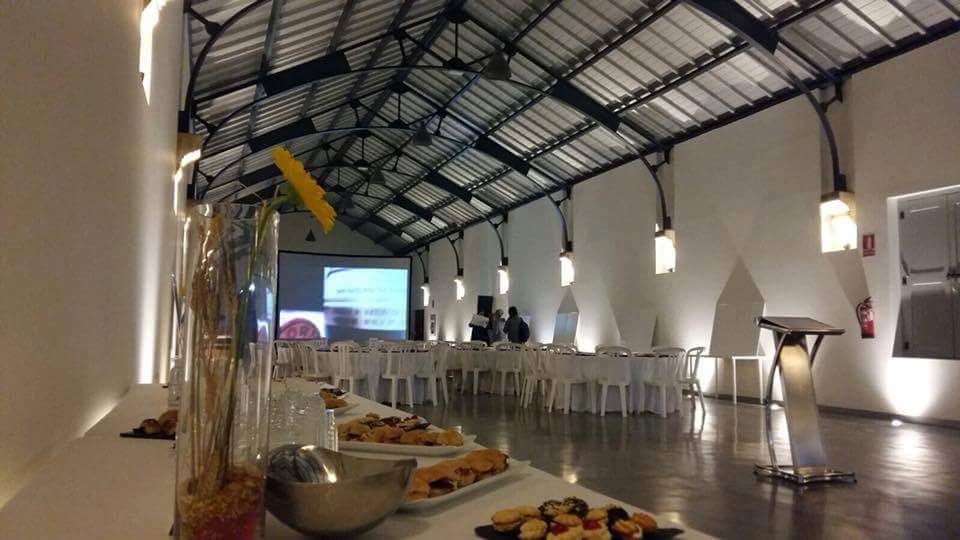 ¡Viernes! Y nosotros a punto de comenzar una jornada formativa en #LaMarquesina de #BodegasBilbaínas <a href="/VINAPOMAL/">VIÑA POMAL</a> #EspaciosSingulares