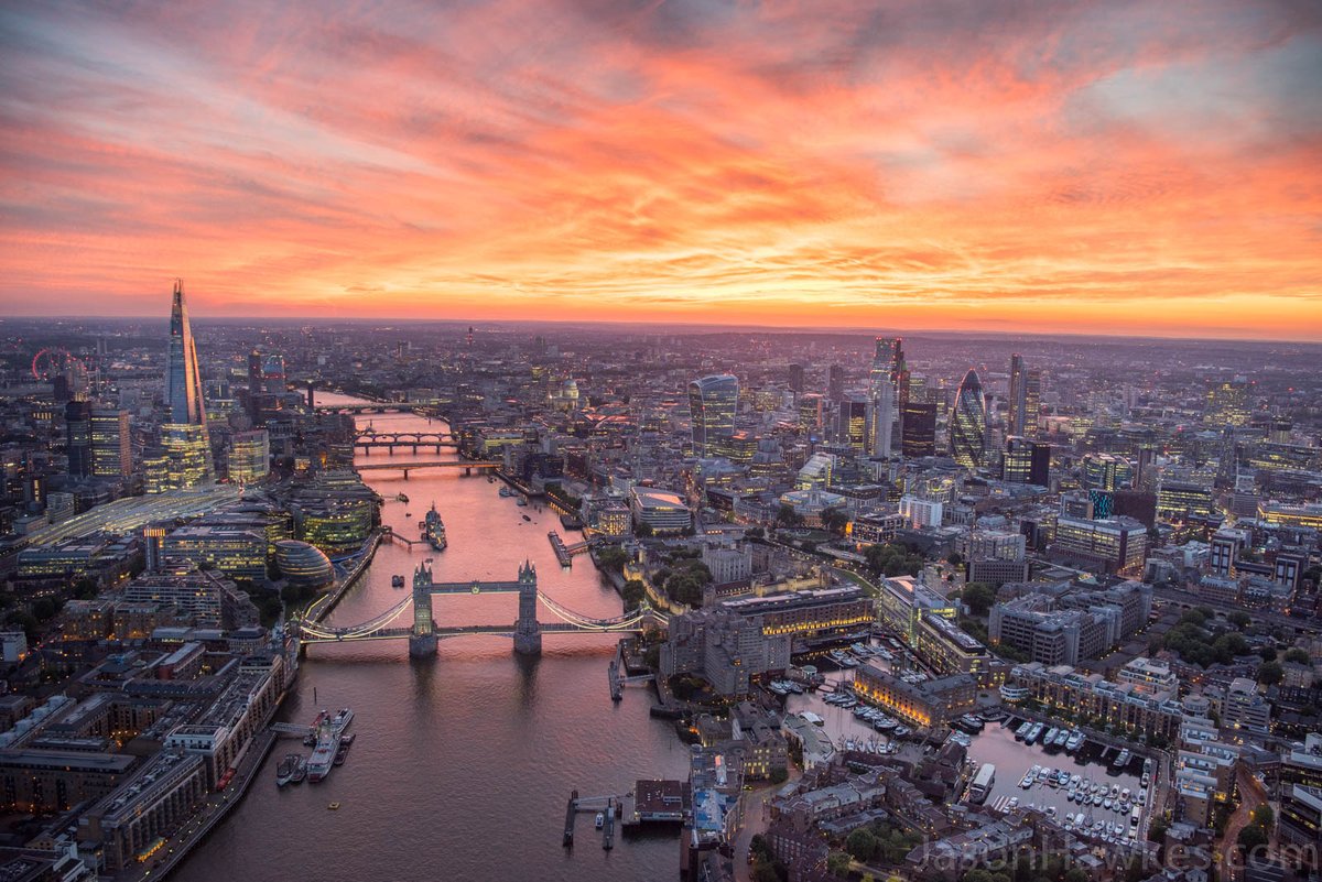 jasonhawkesphot's tweet photo. The iconic view of #London shot over #2017. Such an amazing city. https://t.co/0ilKgfpST0