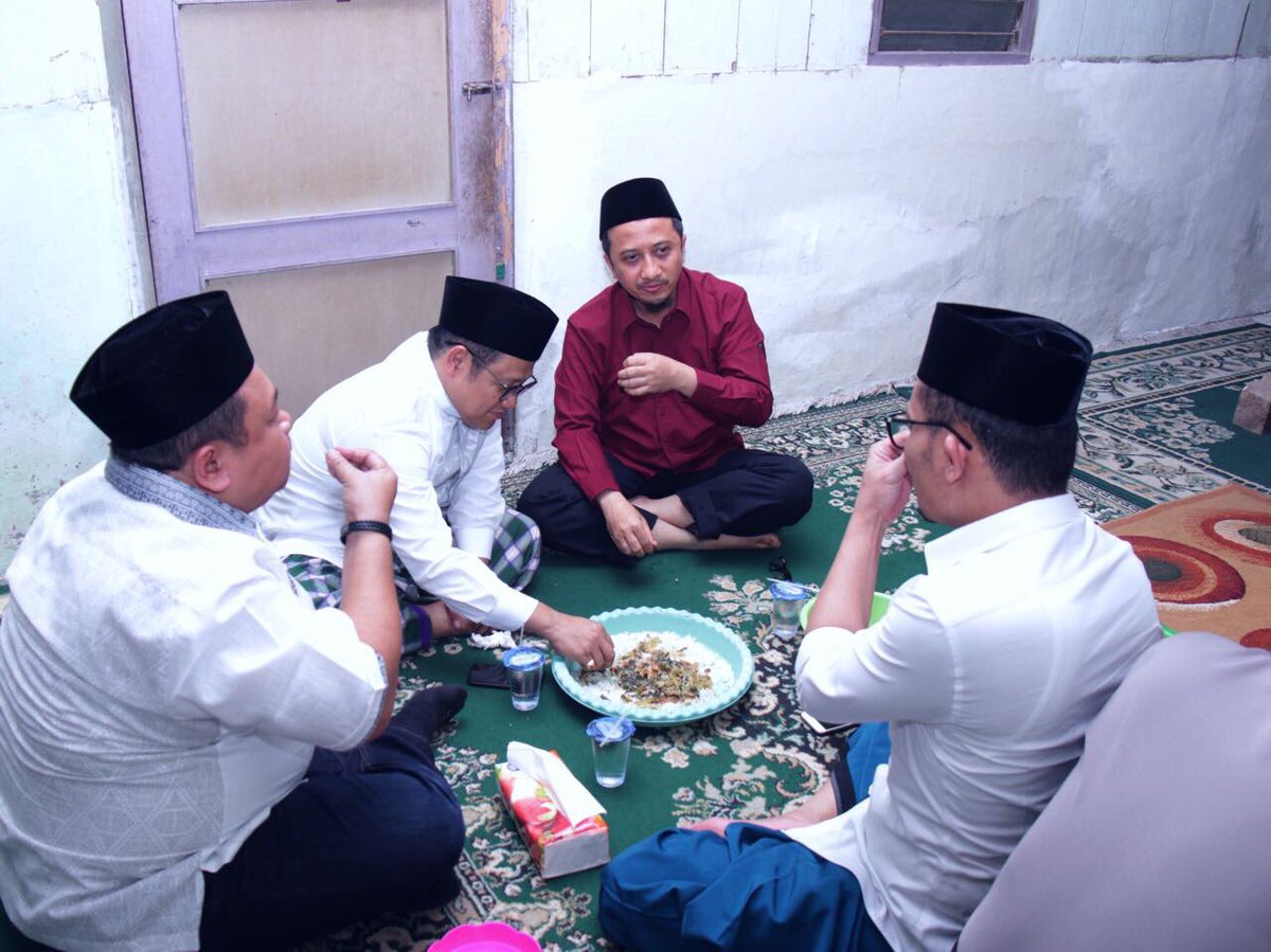 Makan malam khas Pesantren bareng ustad <a href="/Yusuf_Mansur/">Yusuf Mansur</a>