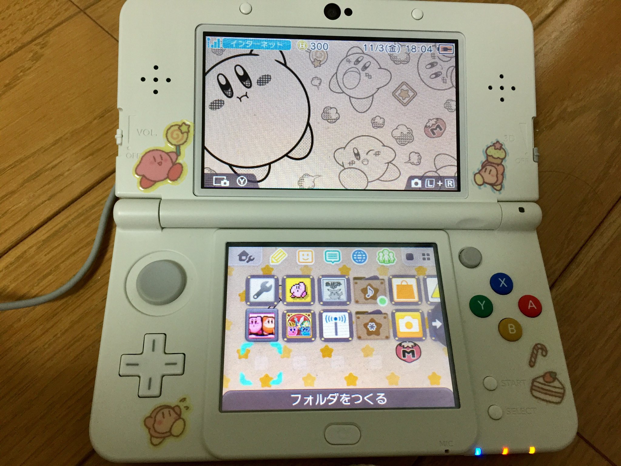 はちて Dsの着せ替えをカービィにかえてみた Dsの外側の着せ替えとお揃いのやつ Bgmはgreen Greensのアレンジに 効果音も吸い込んだ後のコピー音だったりスカ音だったり 楽しい かわいい 3ds着せ替え 星のカービィ カービィ T Co