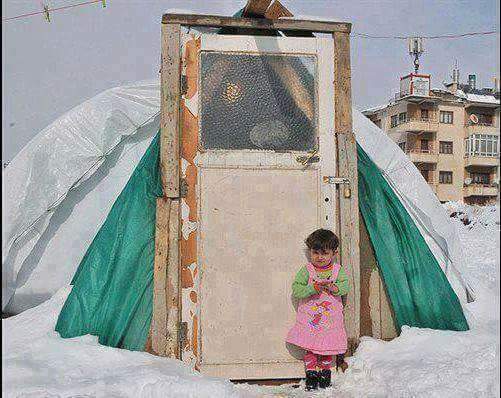 ... ve bağırdı annem
Tam kapıdan çıkarken,
" Yüreğini ört !
İnsanlar soğuk, üşürsün
                                             Mehmed Uzun