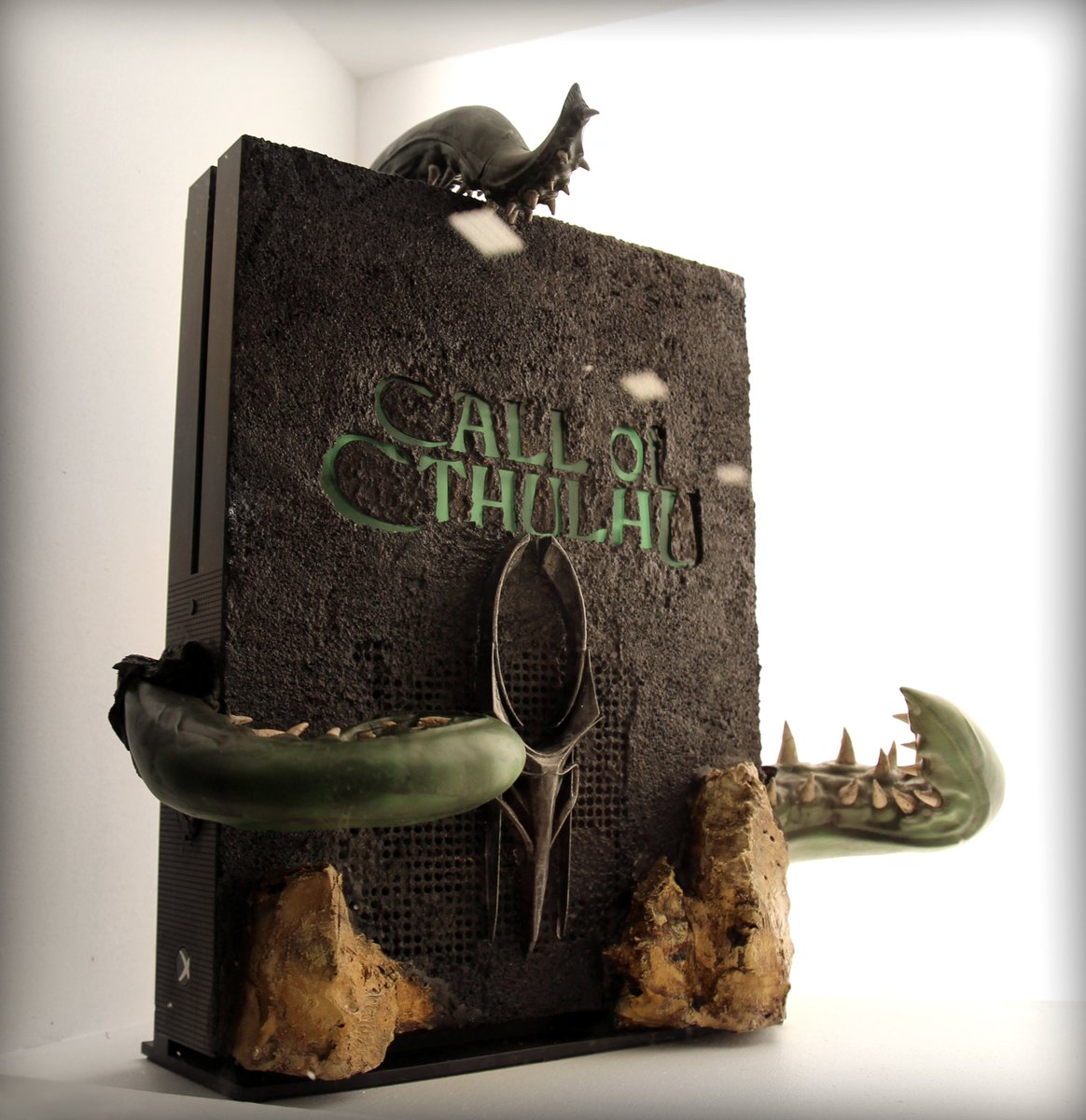 CoC_thegame's tweet photo. Tentez de gagner cette Xbox en tweetant votre photo avec elle au stand #PGW2017 @FocusHome avec #FocusPGW #JMIF #Xbox #CallofCthulhu! https://t.co/sk2dNFVDq0