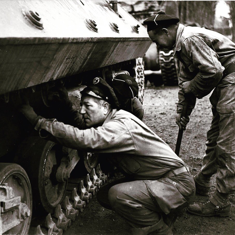 encherepublique's tweet photo. Une #photo unique de #Gabin à partager. Et ça ce n’était pas du #cinema ! Son char est actuellement exposé au #Musee des blindés à #Saumur https://t.co/AAD6fo7m0y