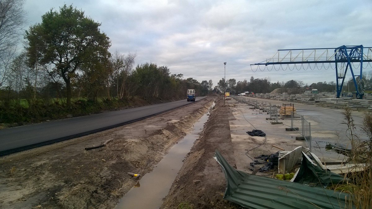 JanSytsma's tweet photo. Mooie dag voor omgeving Skulenboarch! Ontsluitingsweg wordt vandaag geasfalteerd. Geen afhankelijkheid meer van kwetsbare brug Skulenboarch. https://t.co/3ZFRKNog7F