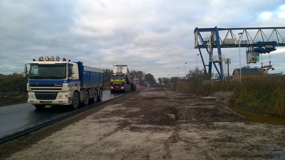 JanSytsma's tweet photo. Mooie dag voor omgeving Skulenboarch! Ontsluitingsweg wordt vandaag geasfalteerd. Geen afhankelijkheid meer van kwetsbare brug Skulenboarch. https://t.co/3ZFRKNog7F