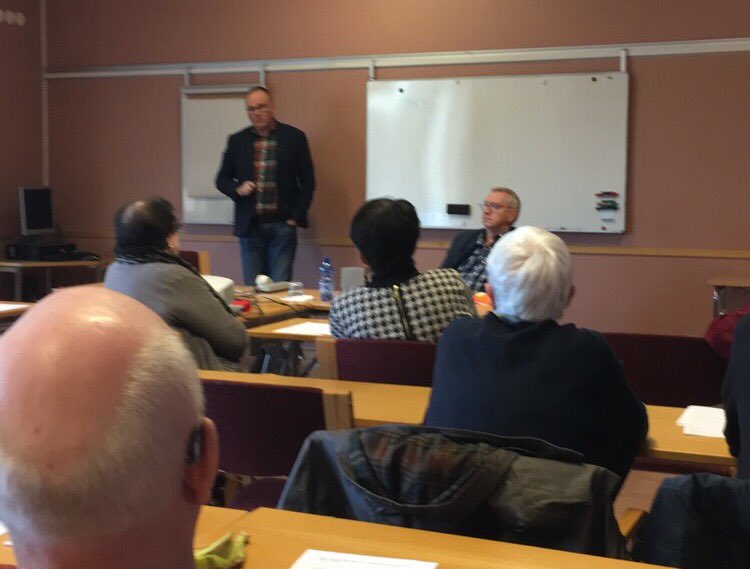 Solen skiner i Ö-vik och PRO bjuder på bra diskussioner.