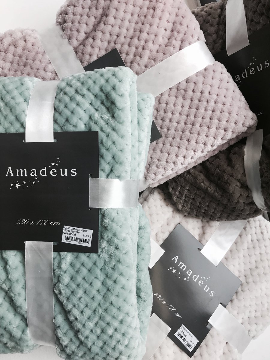 WeeMoodAlencon's tweet photo. Idéal pour commencer l'hiver en mode cocooning, les plaids #amadeus. 
Couleur marron, gris, rouge, bordeau, jaune, rose, vert et bleu pâle. https://t.co/TDHsPF24aB