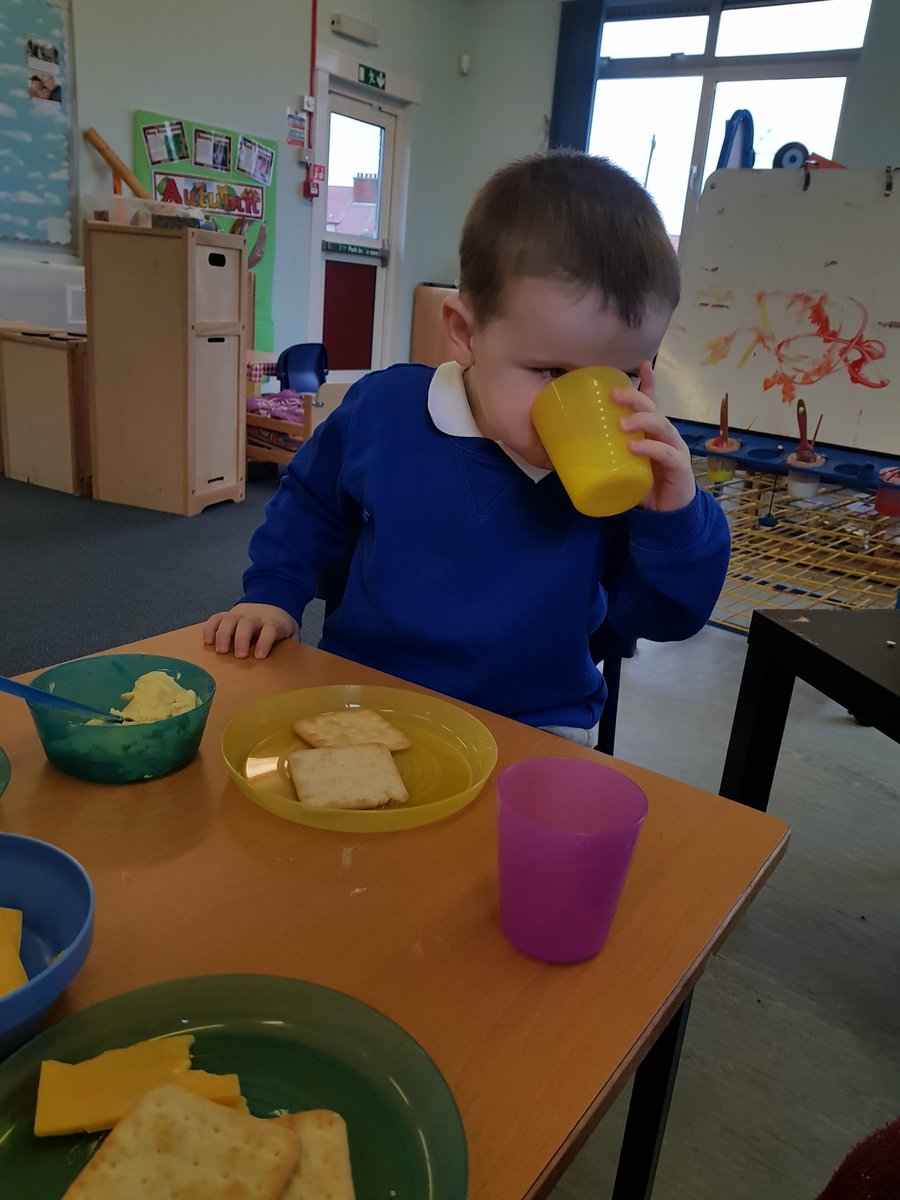 Avonbridgenurse's tweet photo. We are using our #finemotorskill to spread the butter on our crackers #eatingtogether #HealthyEating #chattingtogether https://t.co/qZDD24Hufx