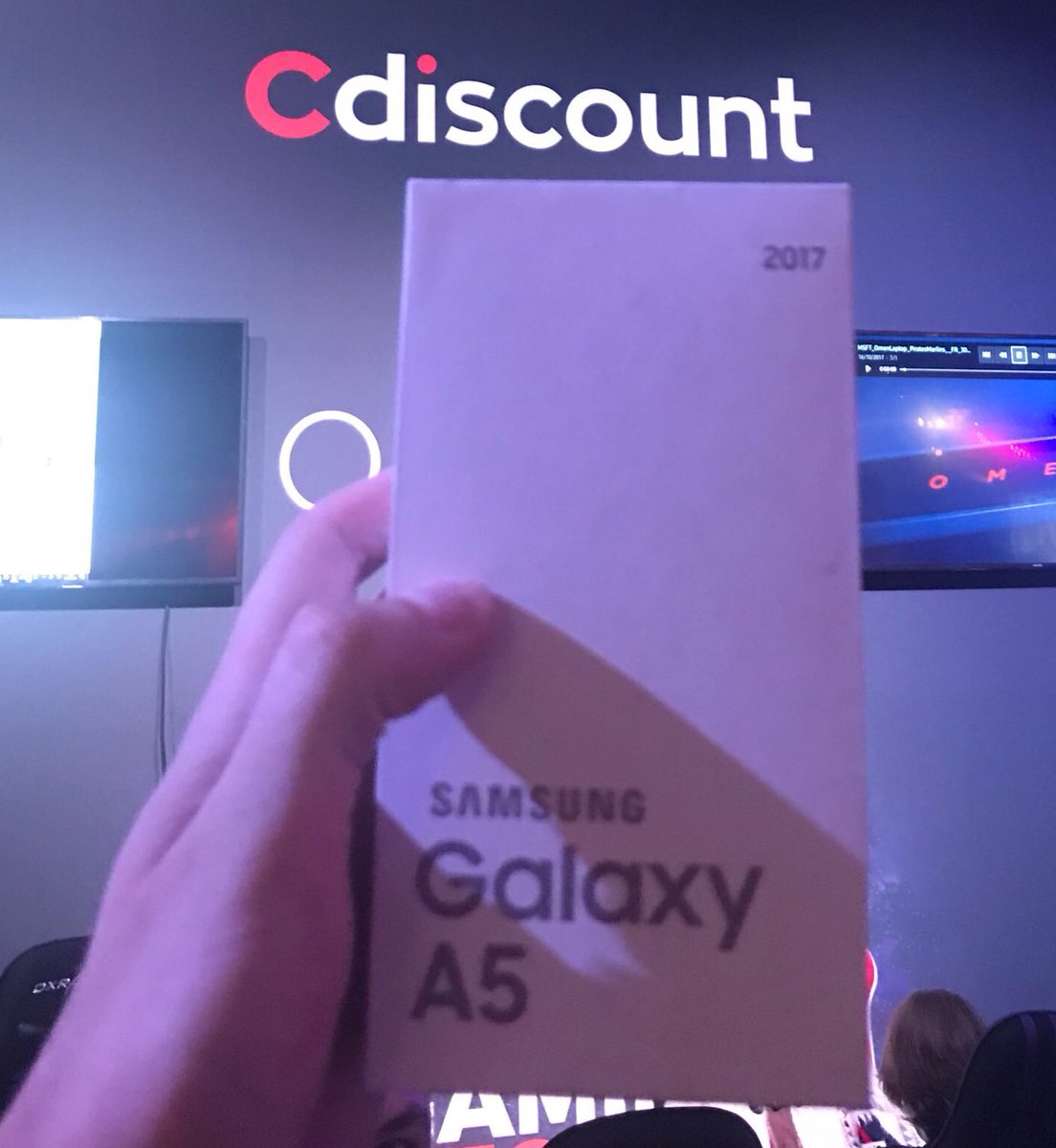 🎁 #Concours #PGW

📱 Regardez ce qu’on a trouvé : un #GalaxyA5 !

⭐️ RT + Follow <a href="/Cdiscount/">Cdiscount</a> pour tenter de le remporter

TAS 08/11