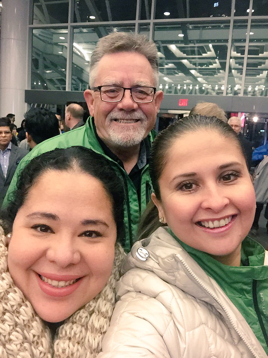 Jackie_Alanis's tweet photo. Bright and early! @WESTCOASTsights #VTAGala2017 @VanConventions https://t.co/x4U4MfZPjT