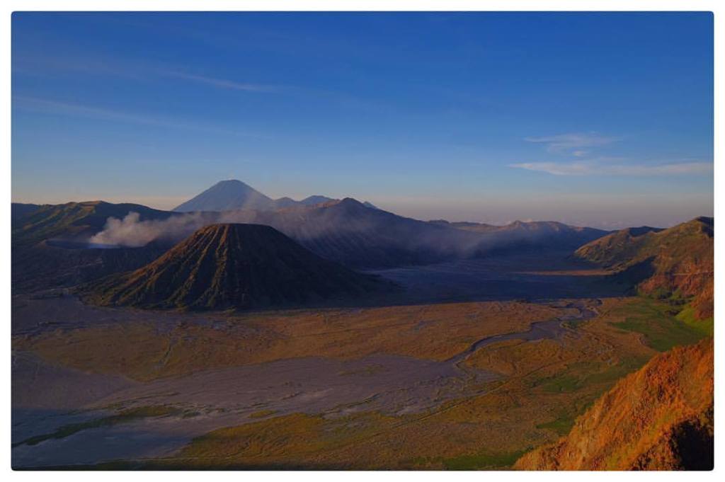 Mengabadikan keindahan Bromo dalam Bidikan Lensa, 27-29 Oktober 2017 piknikwisata.wordpress.com/2017/11/03/men…