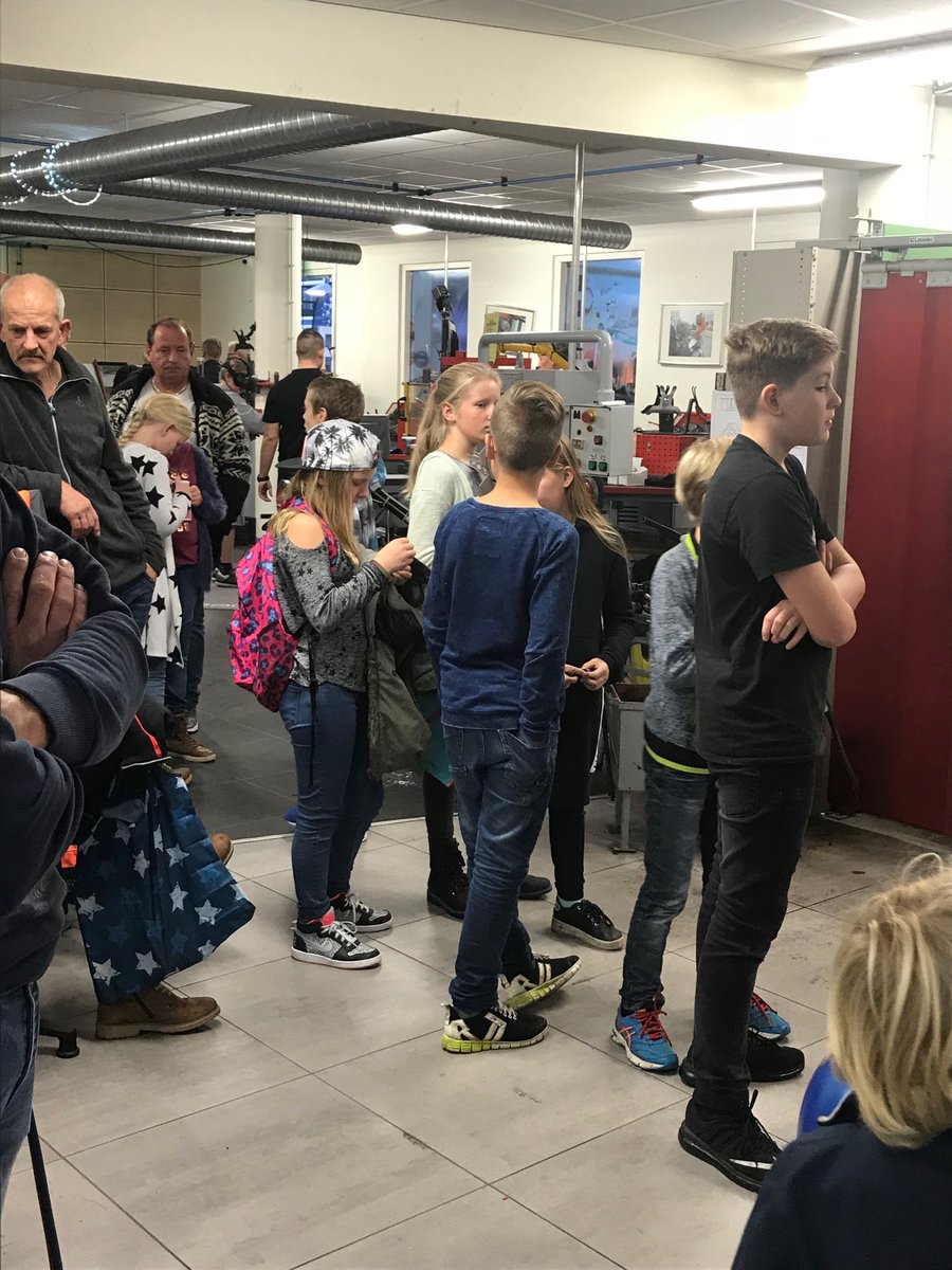 OOM_MJansen's tweet photo. Techniek Tastbaar Drachten.Honderden kinderen en ouders .30 bedrijven etaleren techniek Super! Foto: wachten in de rij om te kunnen lassen. https://t.co/14ATUnvaIh