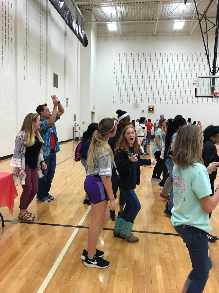 WMSWolfpack's tweet photo. Pack Carnival Adventures! @wsfcs @PBISRewards #postivebehavior 🐺🐾 https://t.co/AxR8Uex3k9
