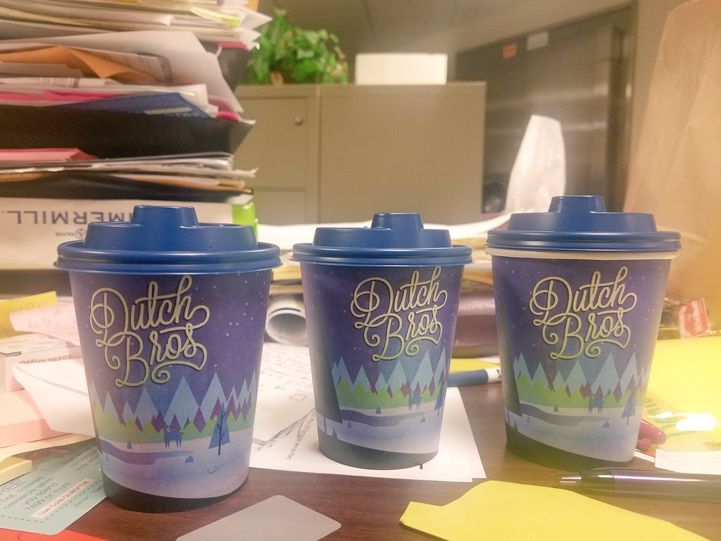 JanesCasa's tweet photo. @yamlovescoffee @DBWestValley @rl728
#DutchBroFriday! #chaiNog #CinnamonSpiceTea #GrandCanyonXtraShot
#messyDeskDontCare #ControlledChaos https://t.co/SNcqqUsnyb