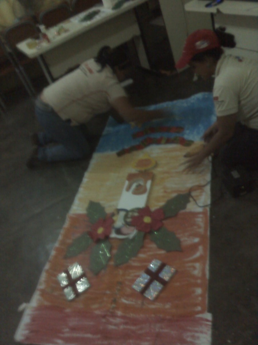sccbittrujillo's tweet photo. @RCcbit_trujillo  @Fundabit  @salatrujillompp Elaboración y decoración de navidad del CBIT Pascual Ignacio Villasmil https://t.co/DTcSGOoepd