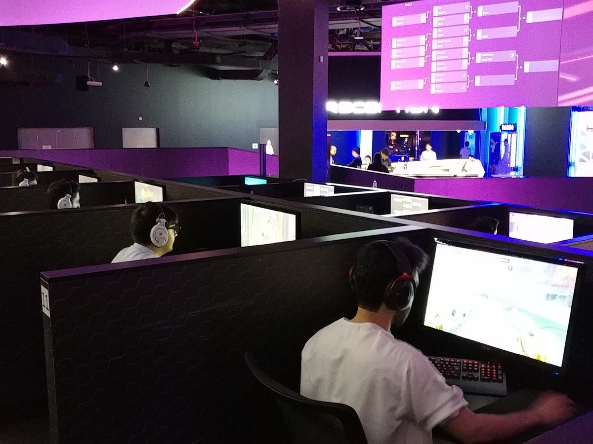TheRegion2Show's tweet photo. #ROGKnights keeping all busy! #Overwatch #Hearthstone gaming community night done right! https://t.co/87XZYYeLuF