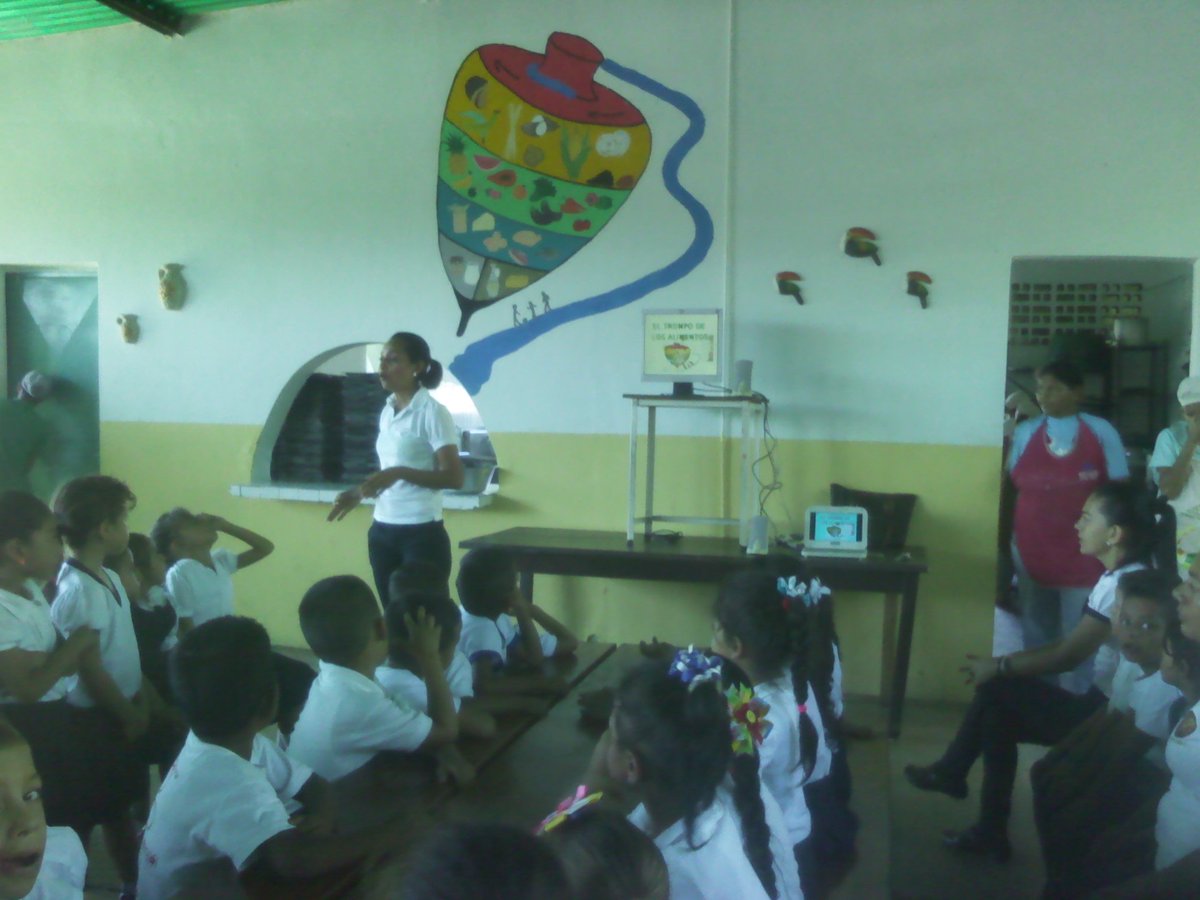 sccbittrujillo's tweet photo. @RCcbit_trujillo @Fundabit @salatrujillompp Taller del Trompo de los alimentos dirigido a estudiantes de la U.E.E Pascual Ignacio Villasmil https://t.co/KKIrx9DVxz