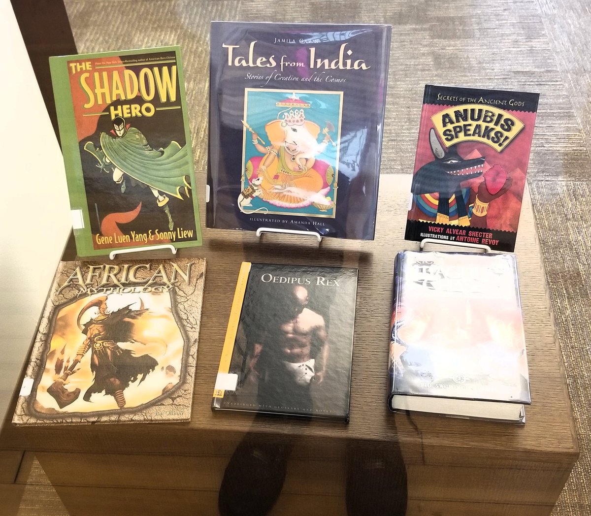 CardozoLibrary's tweet photo. @CardozoEC Library: Making students grateful for their families one book at a time. #dcpslibraries https://t.co/8HTczPtxkX