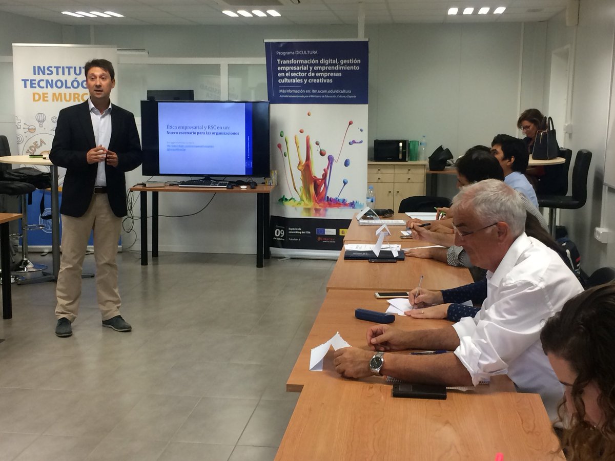 UCAMCatedraRSC's tweet photo. Ética y #Liderazgo por Valores. Hoy en nuestro #UCAMMasterRSC, sesión magistral de @EnriqueMtnezCan, subdtor @CatedraRSC_UAH. https://t.co/IeFE0gPD4p