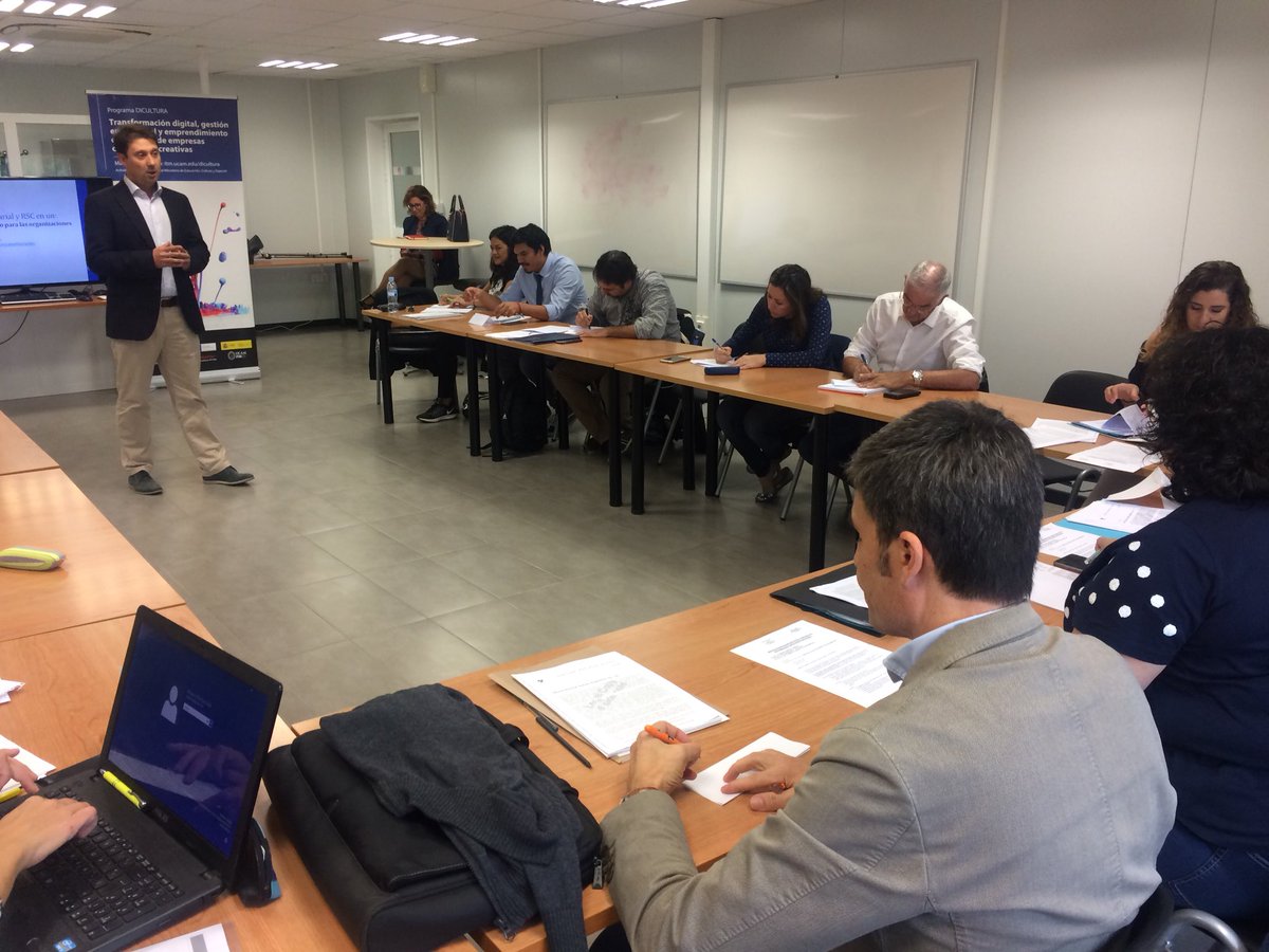 UCAMCatedraRSC's tweet photo. Ética y #Liderazgo por Valores. Hoy en nuestro #UCAMMasterRSC, sesión magistral de @EnriqueMtnezCan, subdtor @CatedraRSC_UAH. https://t.co/IeFE0gPD4p
