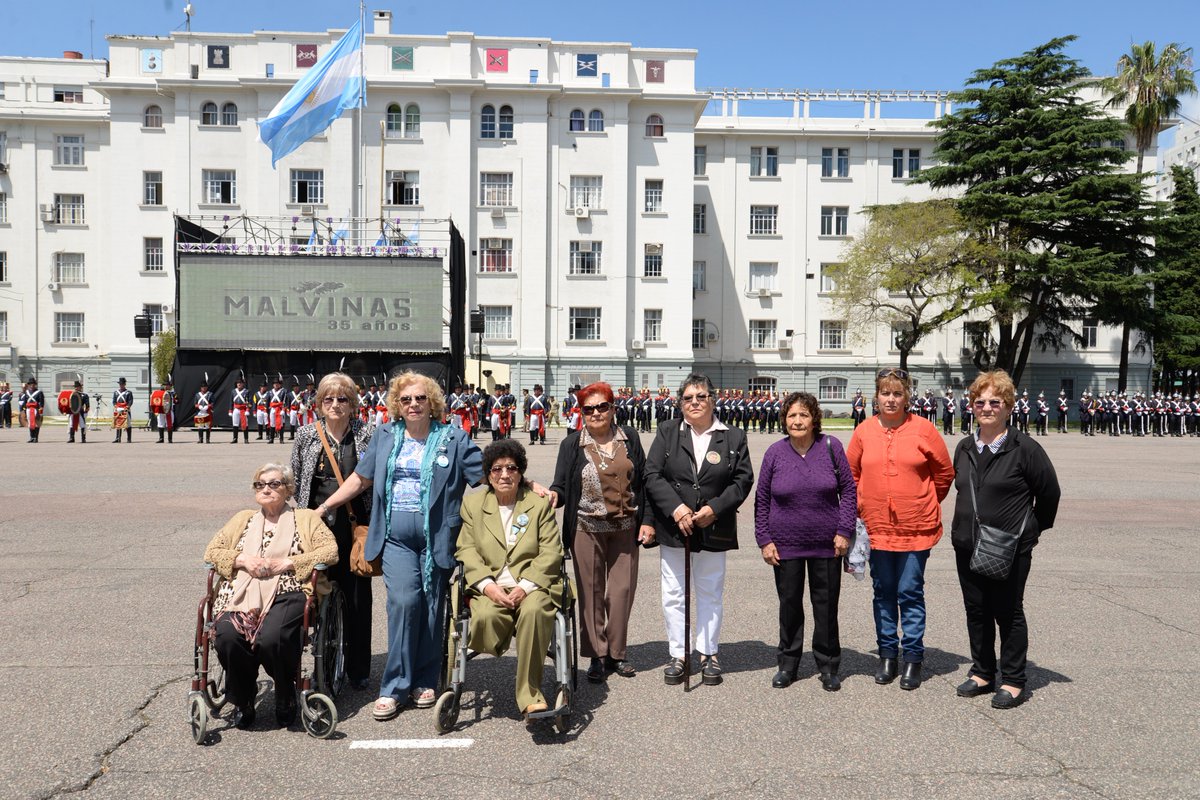 Ejercito_Arg's tweet photo. #Ahora en Patricios, el Ejército Argentino homenajea y otorga la distinción al "Mérito Civil" a las madres de caídos en #Malvinas. #35Años https://t.co/6u9Ga70ZLQ