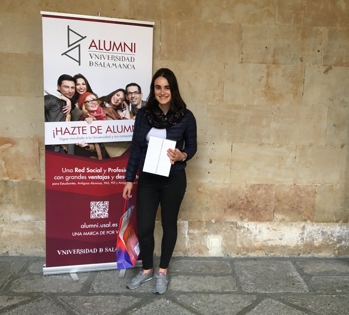 alumniusal's tweet photo. #SorteoiPad | Aquí tenéis a la ganadora del iPad sorteado por @alumni_usal, en las Ferias de Bienvenida de la @usal. ¡ENHORABUENA IRATI! https://t.co/Vap74mfFen