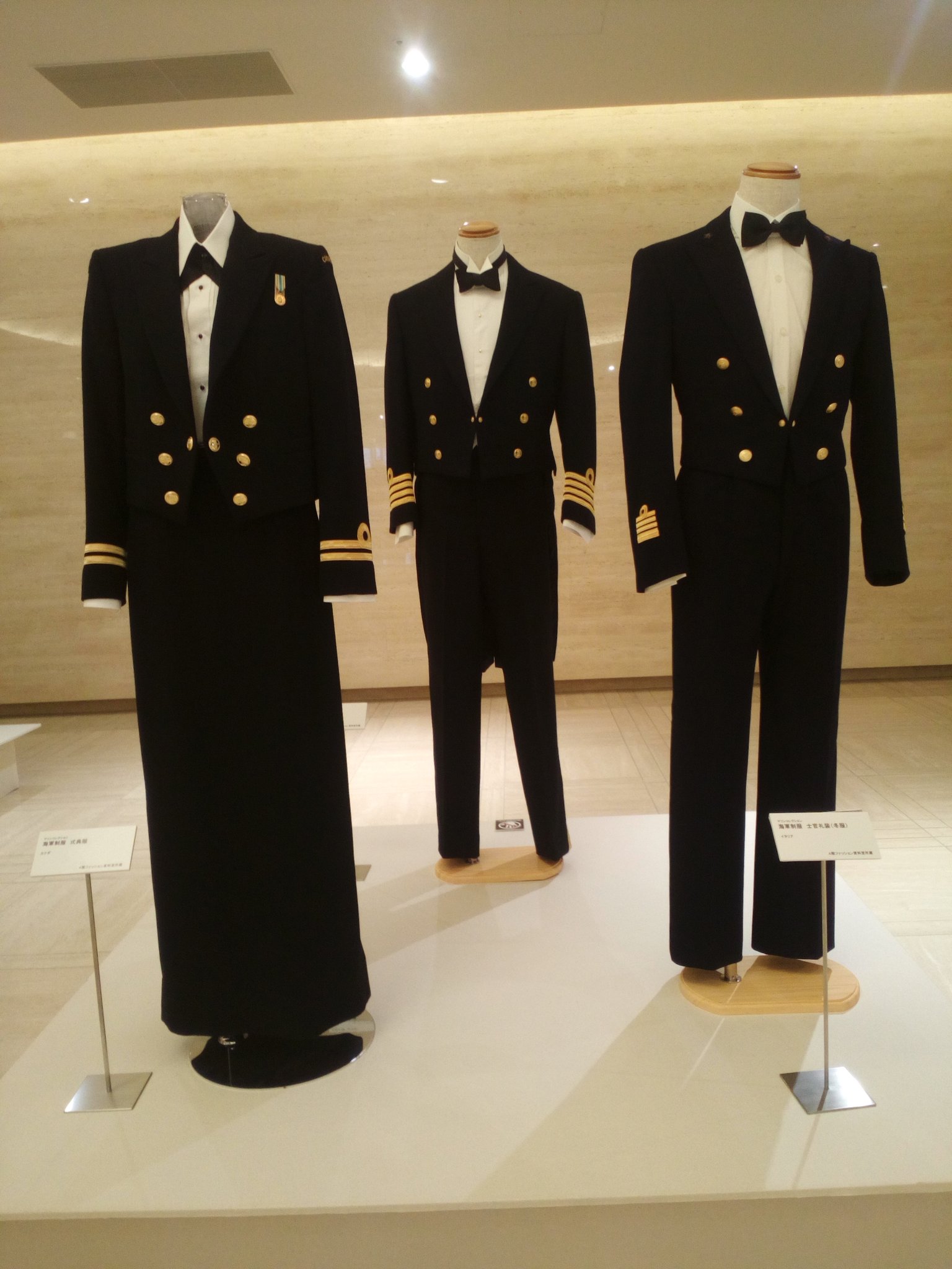 水井 こたつちゃんなう くっそ禿げ萌えた海軍の制服展示物 カナダ 海軍式典服 左 イタリア 海軍冬の士官礼装 右 イギリス 海軍夜会服 中央 カナダ どうみてもスカートです 中身覗いたけどズボン無かったよ タイがみんなリボンだよ