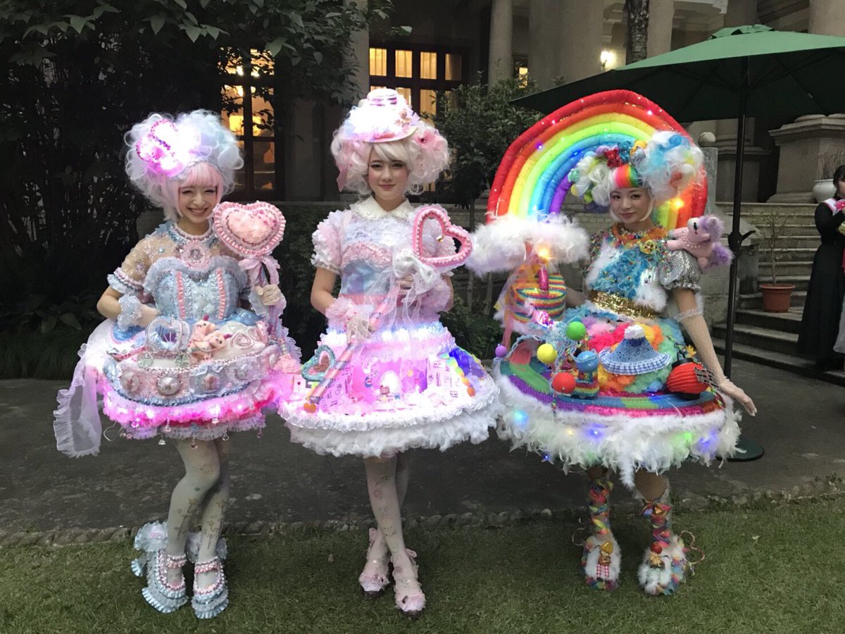 kokusaibunka_'s tweet photo. 💖kawaii大使、上海へ💕
上海総領事公邸へ表敬訪問いたしました!
総領事ご夫妻はとても優しく、
衣装やヘアメイクに興味を示してくださいました😊
#国際文化理容美容専門学校 #kb渋谷 #kb国分寺 #kawaii選手権 #msoj #日本メイクアップ連盟 #kawaii https://t.co/cAlW0tYzst