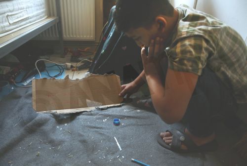 amna_news's tweet photo. "φύγε από δω στο χωριό σου  / φύγε", έγραψαν οι δράστες της επίθεσης στο σπίτι του 11χρονου Αμίρ 📷 ΣΥΜΕΛΑ ΠΑΝΤΖΑΡΤΖΗ https://t.co/KpU3JHVd2R https://t.co/rDbiq5MZsh