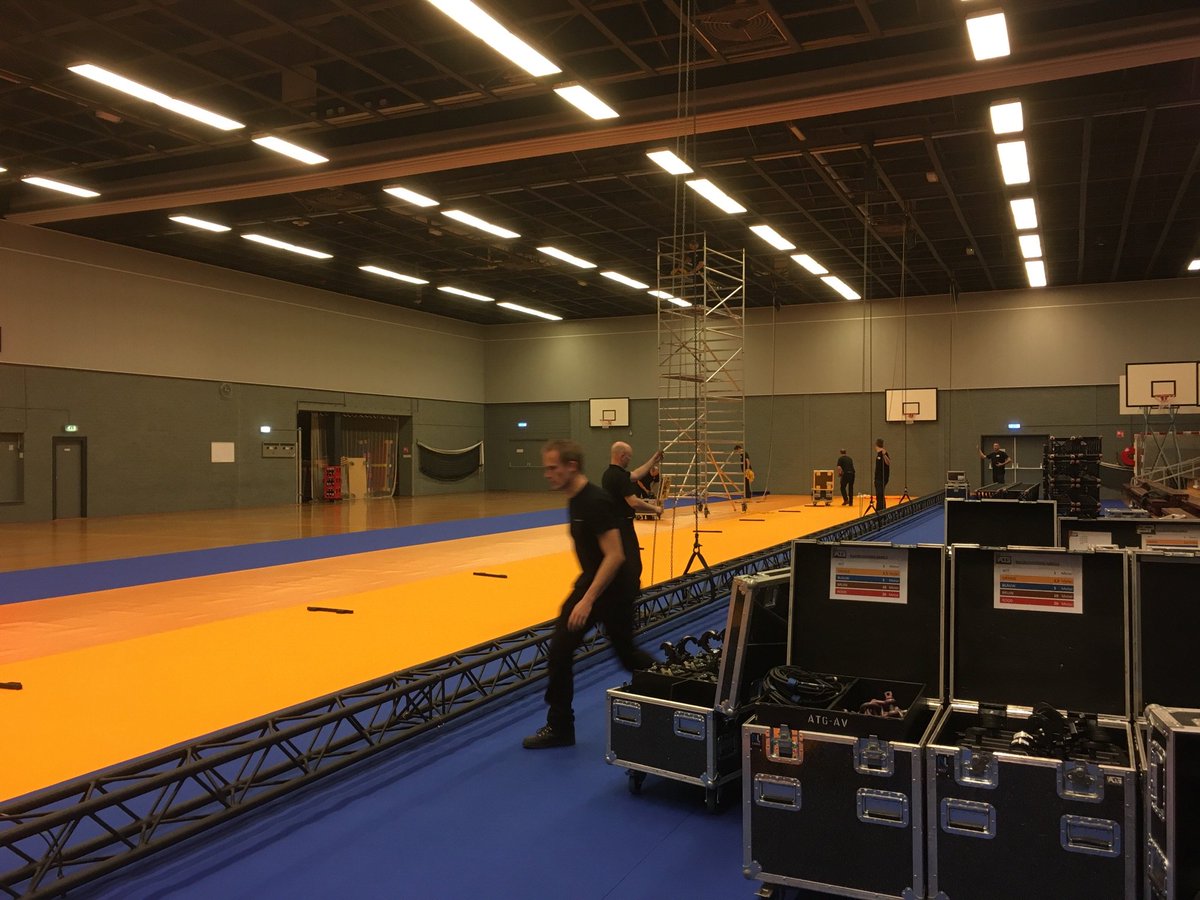 MSellenraad's tweet photo. En alweer druk bezig met de opbouw voor onze Dinnershow vanavond  @RaboKwaard #wvdc2017 https://t.co/89iX1rChIu