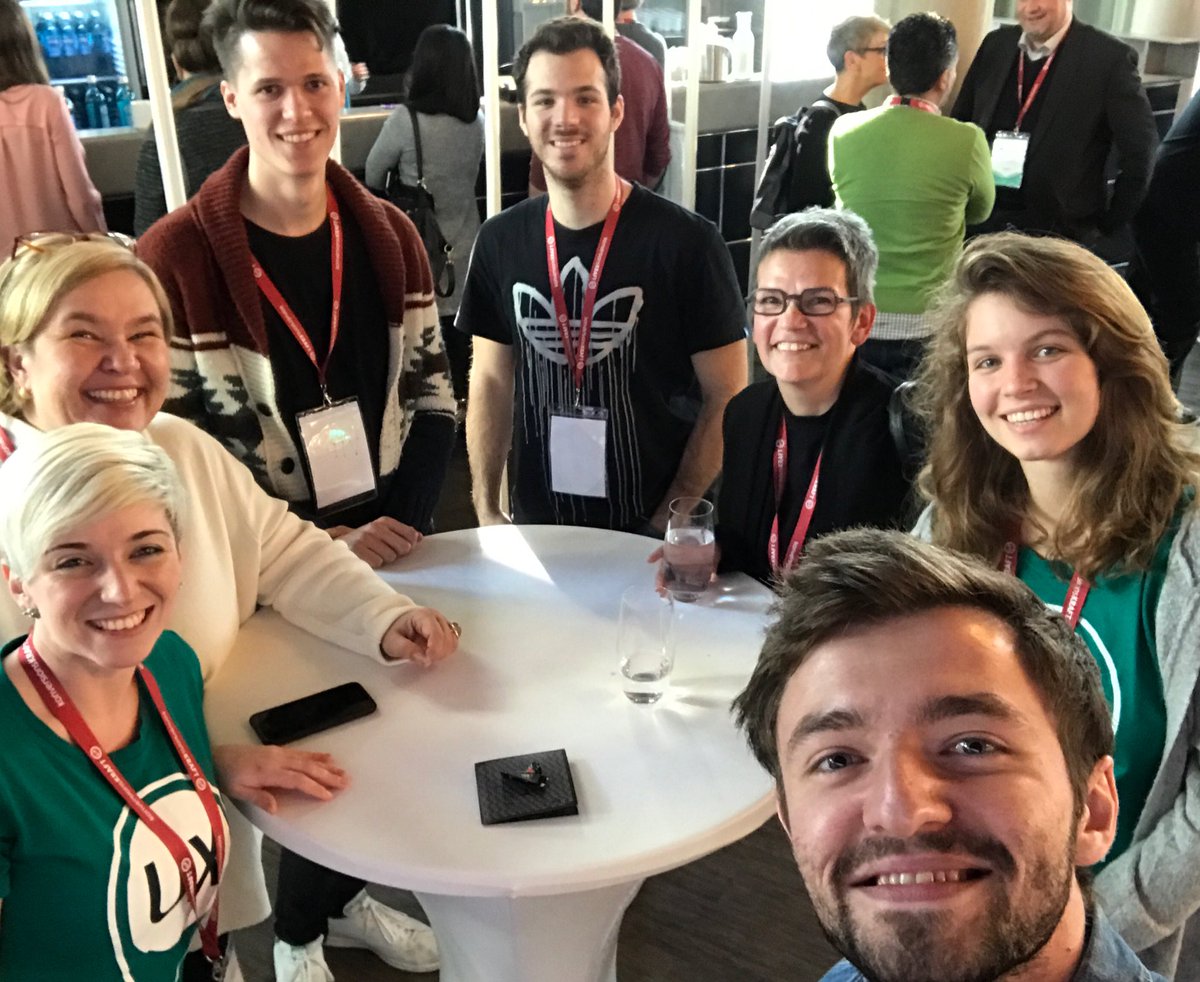 UXcongress's tweet photo. Kleines Familienfoto in der Mittagspause! ❤️👋🏼 #uxcongress #uxfamily #conferencelife @krajewski @Luzifuchs @celinewinkel @EnesUenal https://t.co/Em1f2Yu6qp