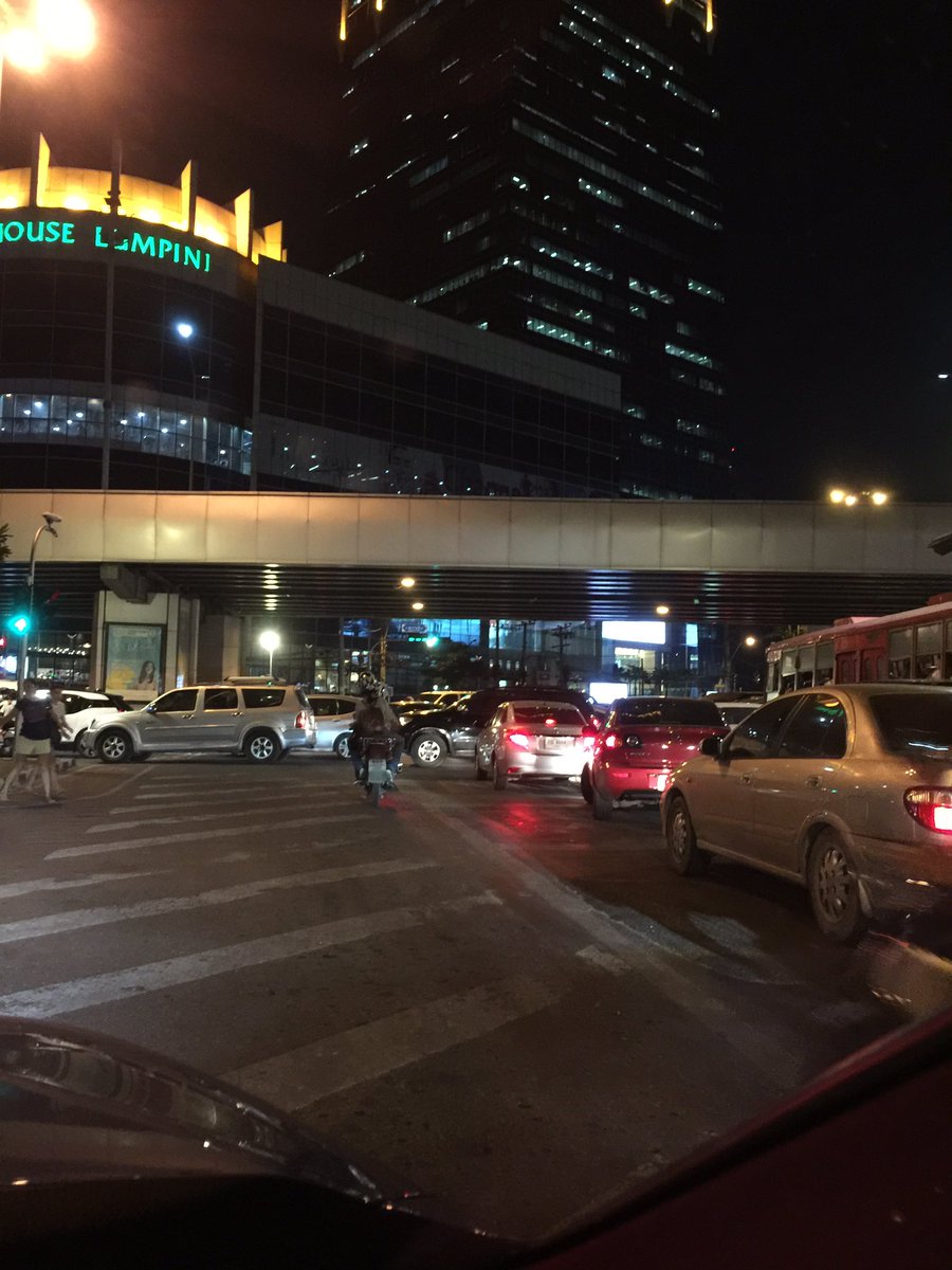 แยกถนนวิทยุตัดถนนพระรามสี่มุ่งหน้าเข้าถนนสาทรไฟเขียวแต่ไปไม่ได้ <a href="/js100radio/">JS100Radio</a>