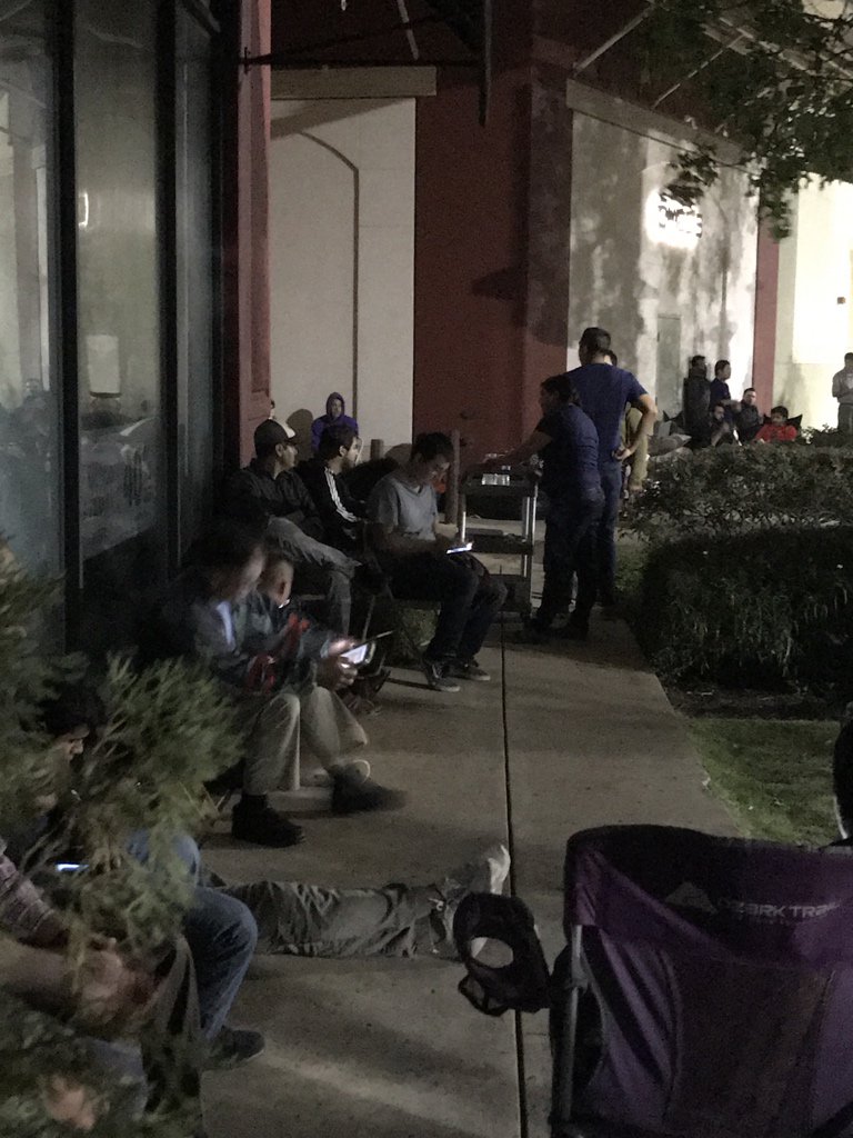 VT50's tweet image. Long lines 
#applestore #iPhoneXlaunch #SanAntonio #lacantera
