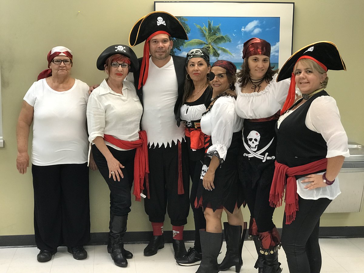 FarnellHCPS's tweet photo. Farnell Student Nutrition department dressed for Halloween. https://t.co/eI9Fznh2Ug