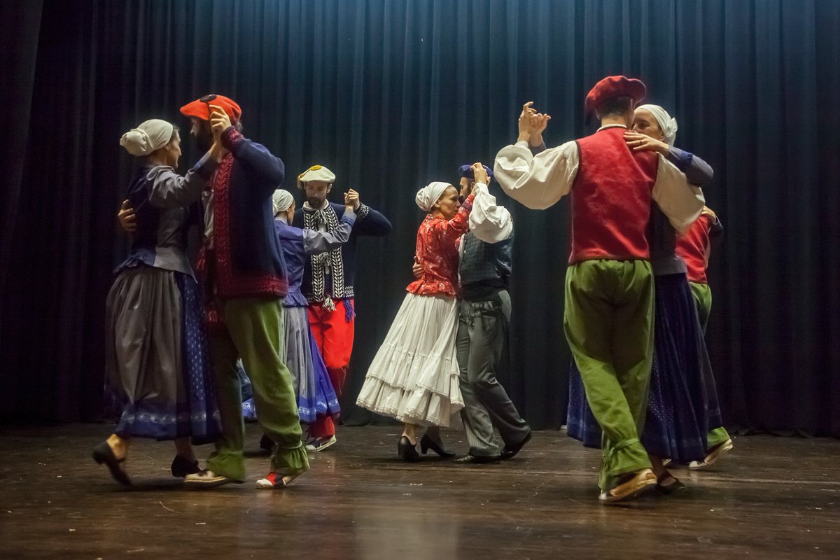 kezkadantza's tweet photo. Dena prest Urbeltzen Martin Zalakain ikuskizunaren estreinaldirako. Kezkako hainbat dantzari izango da bertan. 
https://t.co/81XKvWE1Mi https://t.co/iHH2spoDpv