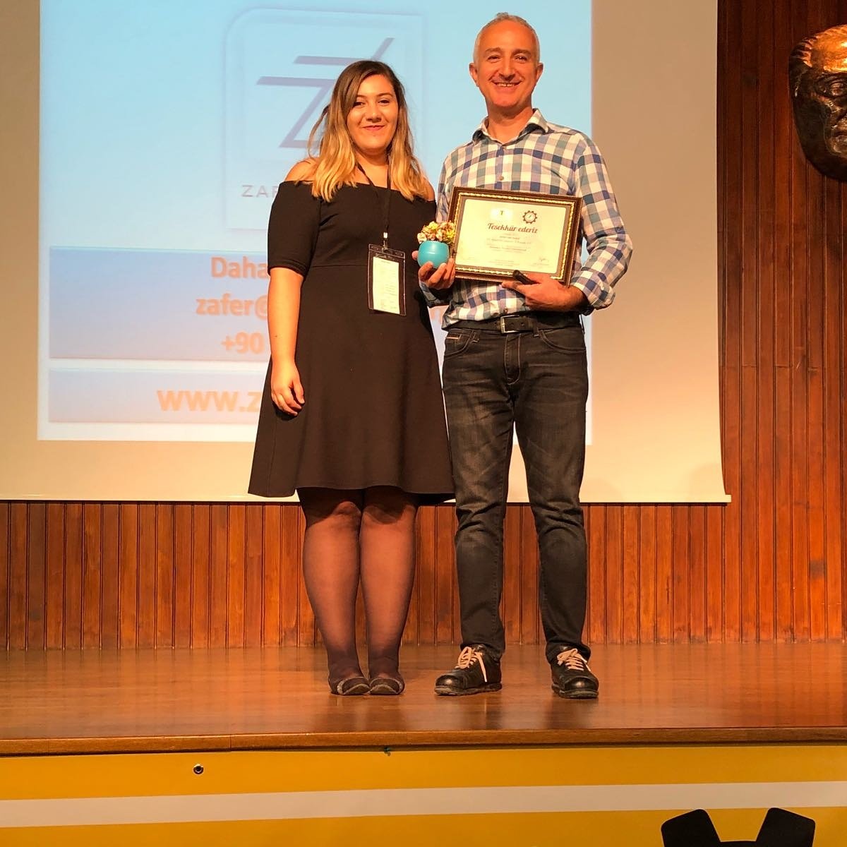 İyilik Takvimi Proje Lideri Sn.Begüm TEMİZCİ Kişisel Gelişim uzmanı Sn.Zafer YILMAZ'a plaketini takdim etti.